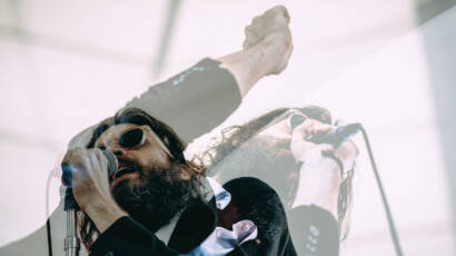 Father John Misty durante una presentación en vivo.