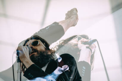 Father John Misty durante una presentación en vivo.
