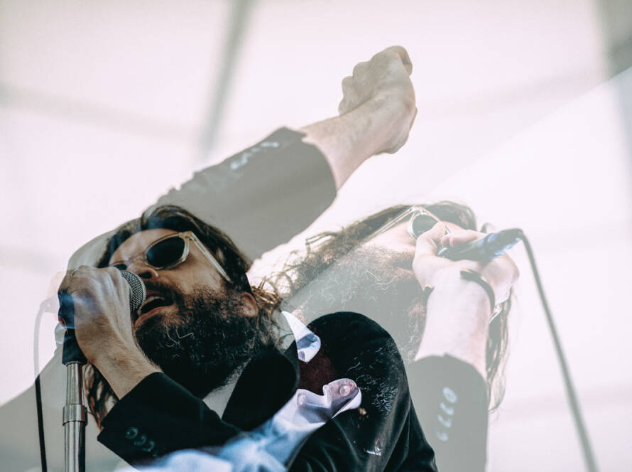 Father John Misty durante una presentación en vivo.