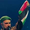 Damon Albarn levanta la bandera de Palestina durante el arranque de la gira de Gorillaz