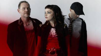 CHVRCHES en fotografía promocional de 2026 para el lanzamiento de Roses. Foto: Jody Evans.