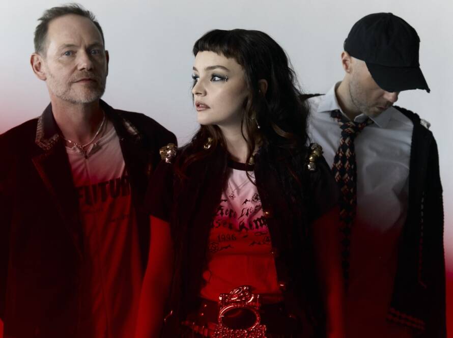 CHVRCHES en fotografía promocional de 2026 para el lanzamiento de Roses. Foto: Jody Evans.