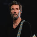 Keanu Reeves presentó a Peter Hook y ‘Love Will Tear Us Apart’ terminó dedicada para él