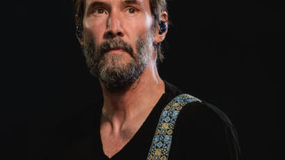 Keanu Reeves tocando el bajo con Dogstar en 2026