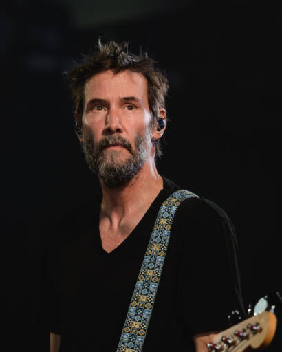 Keanu Reeves tocando el bajo con Dogstar en 2026