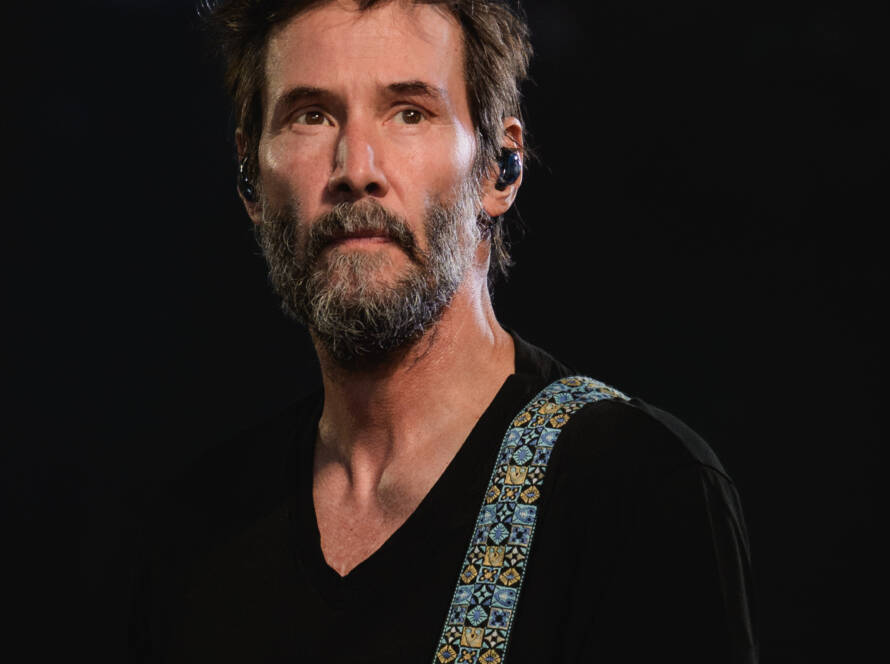 Keanu Reeves tocando el bajo con Dogstar en 2026