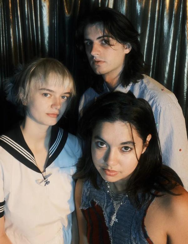 mary in the junkyard en Louder Radio