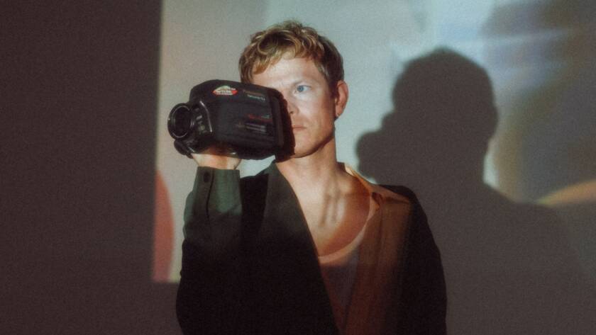 Perfume Genius en fotografía promocional de 2026. Foto: Alex Kacha.