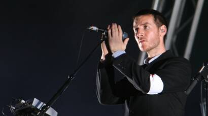 Robert Del Naja, integrante de Massive Attack, durante una presentación en vivo