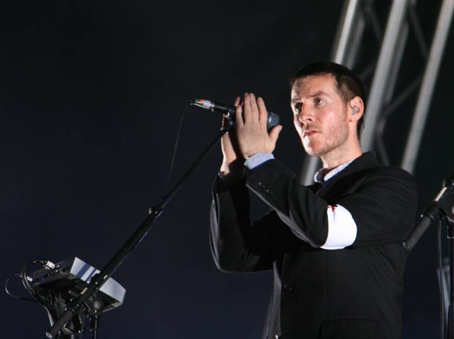 Robert Del Naja, integrante de Massive Attack, durante una presentación en vivo