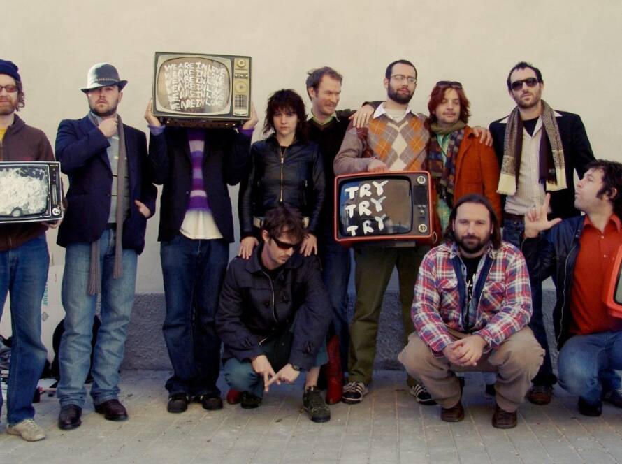 Broken Social Scene durante una presentación en 2005.