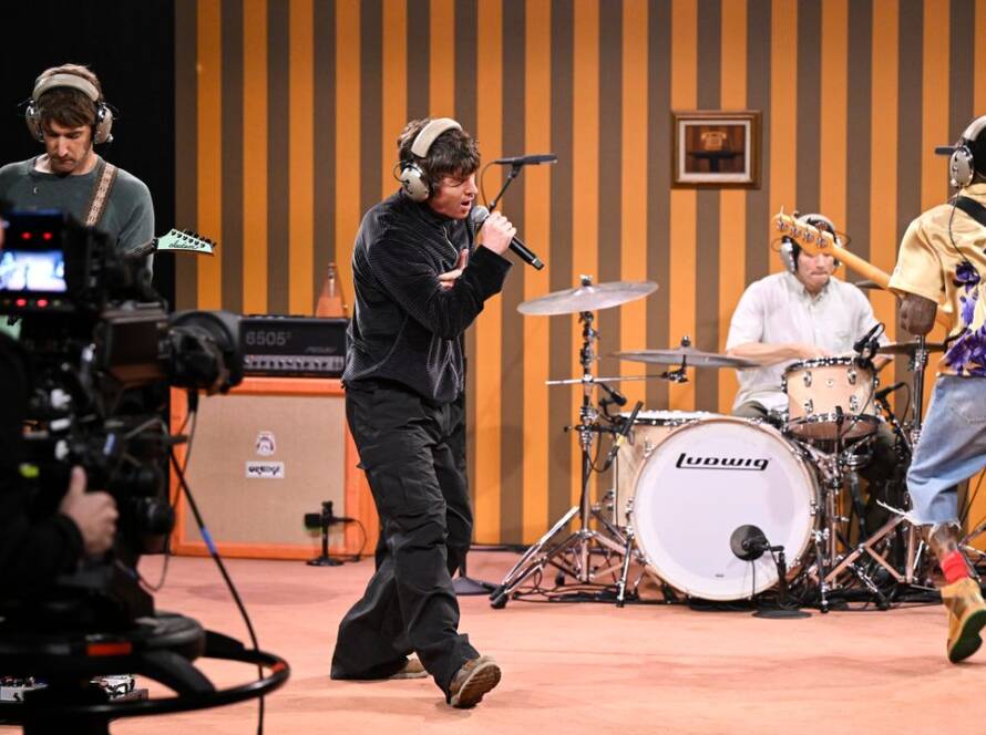 Turnstile durante una actuación televisiva en 2025.