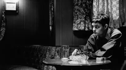 Sam Riley como Ian Curtis en Control, película de Anton Corbijn