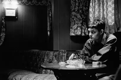 Sam Riley como Ian Curtis en Control, película de Anton Corbijn