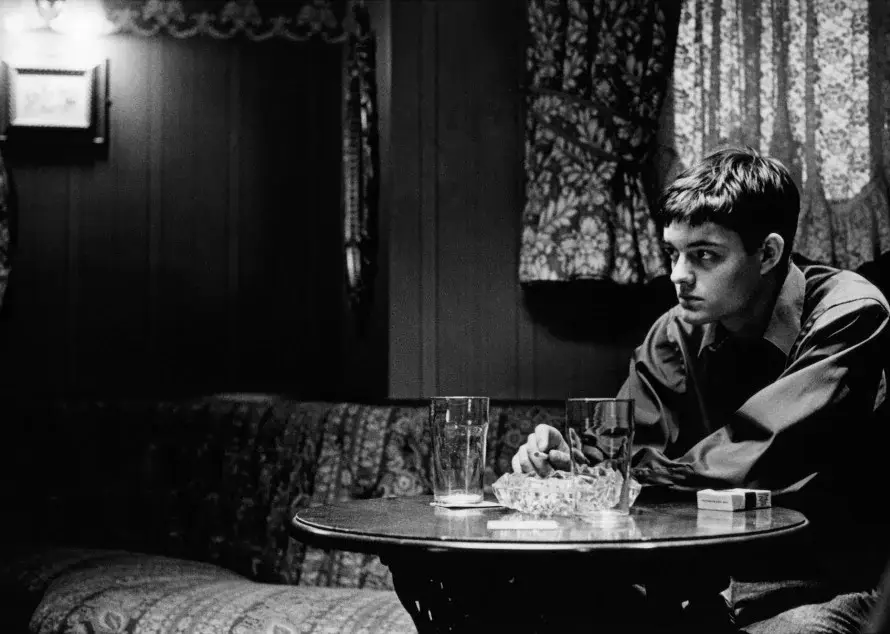 Sam Riley como Ian Curtis en Control, película de Anton Corbijn