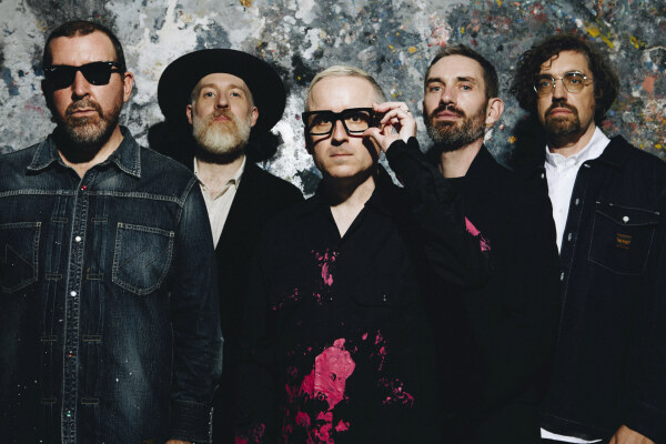 Los integrantes de Hot Chip en fotografía promocional