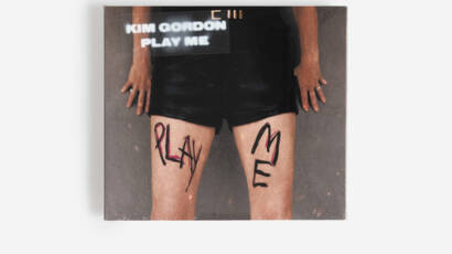 Portada del álbum PLAY ME de Kim Gordon